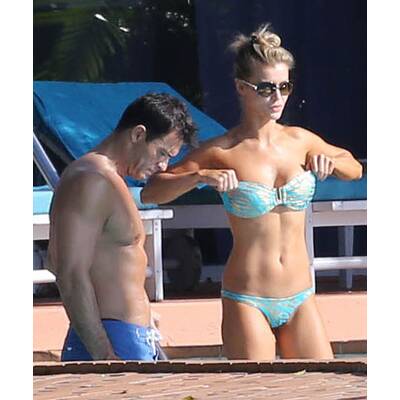 Joanna Krupa entspannt am Pool