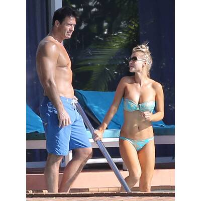 Joanna Krupa entspannt am Pool