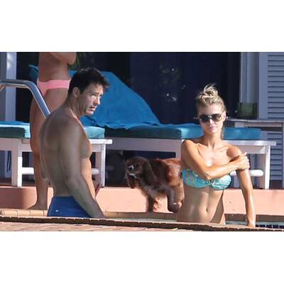 Joanna Krupa entspannt am Pool