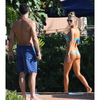 Joanna Krupa entspannt am Pool