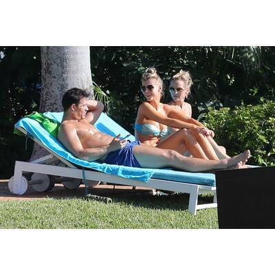 Joanna Krupa entspannt am Pool