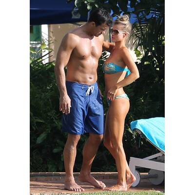 Joanna Krupa entspannt am Pool