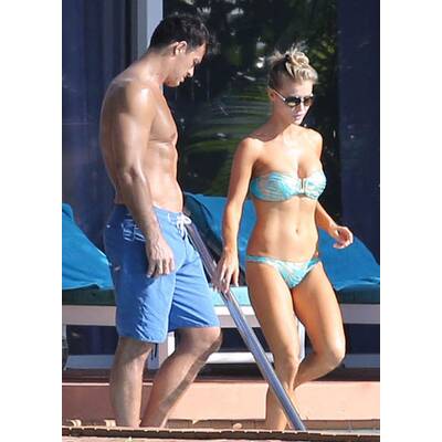 Joanna Krupa entspannt am Pool