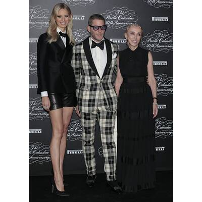 Karolina Kurkova zeigt sich in sexy Smoking 