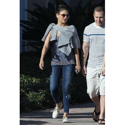 Mila Kunis beim Shoppen mit ihrem Vater