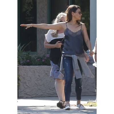 Mila Kunis beim Shoppen mit ihrem Vater