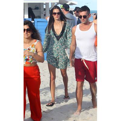 Alessandra Ambrosio relaxt am Strand