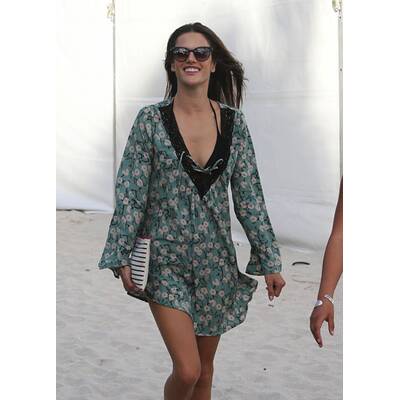 Alessandra Ambrosio relaxt am Strand
