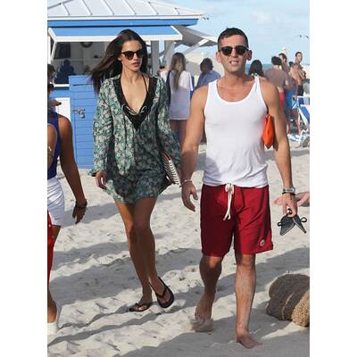 Alessandra Ambrosio relaxt am Strand