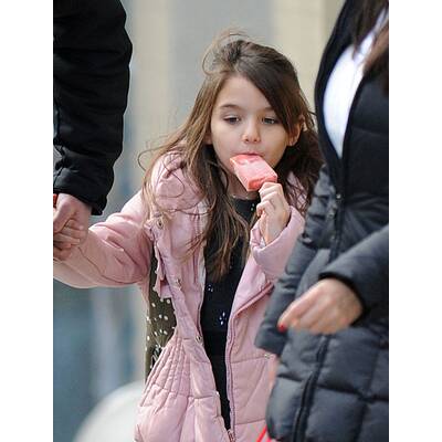 Suri Cruise bekommt ein Eis