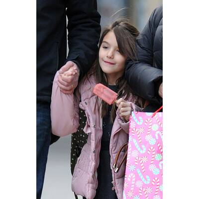 Suri Cruise bekommt ein Eis