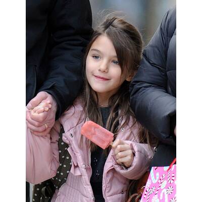 Suri Cruise bekommt ein Eis