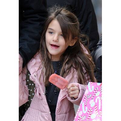 Suri Cruise bekommt ein Eis