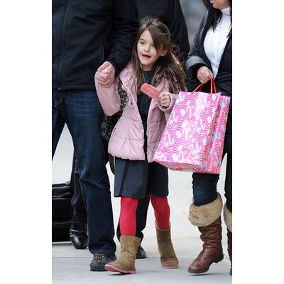 Suri Cruise bekommt ein Eis