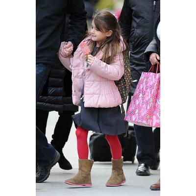 Suri Cruise bekommt ein Eis