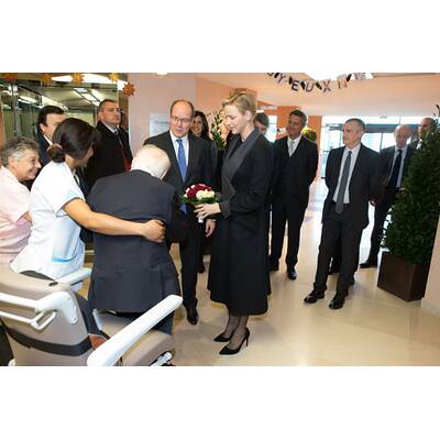 Charlène & Albert besuchen ein Altersheim