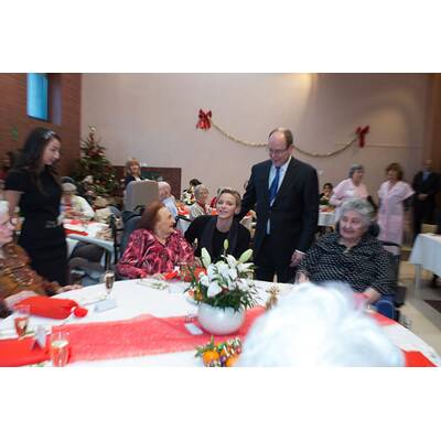 Charlène & Albert besuchen ein Altersheim