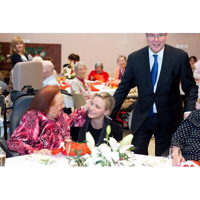 Charlène & Albert besuchen ein Altersheim