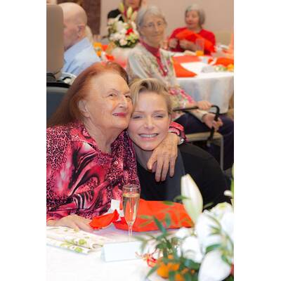 Charlène & Albert besuchen ein Altersheim