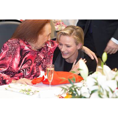 Charlène & Albert besuchen ein Altersheim