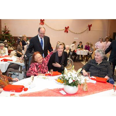 Charlène & Albert besuchen ein Altersheim
