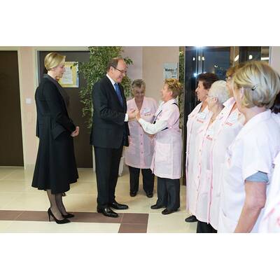 Charlène & Albert besuchen ein Altersheim