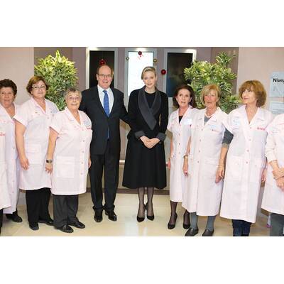 Charlène & Albert besuchen ein Altersheim