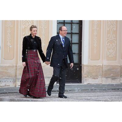 Charlène und Albert beschenken Kinder