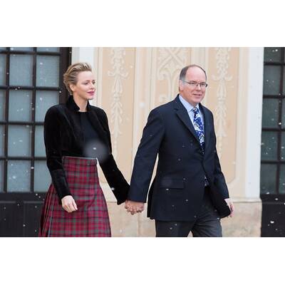 Charlène und Albert beschenken Kinder