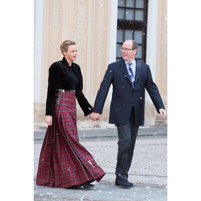 Charlène und Albert beschenken Kinder