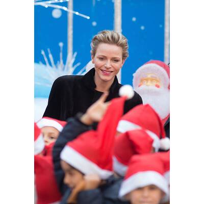 Charlène und Albert beschenken Kinder