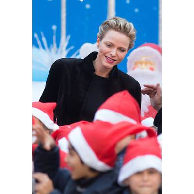 Charlène und Albert beschenken Kinder