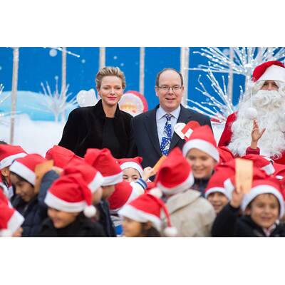 Charlène und Albert beschenken Kinder