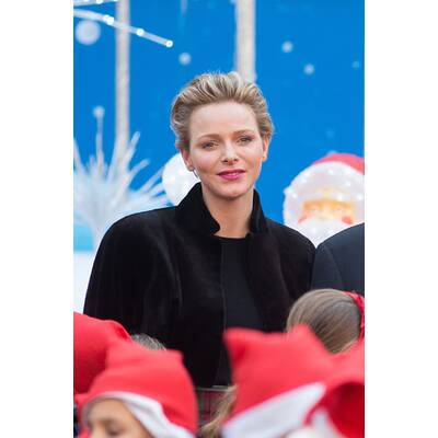 Charlène und Albert beschenken Kinder