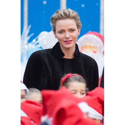 Charlène und Albert beschenken Kinder