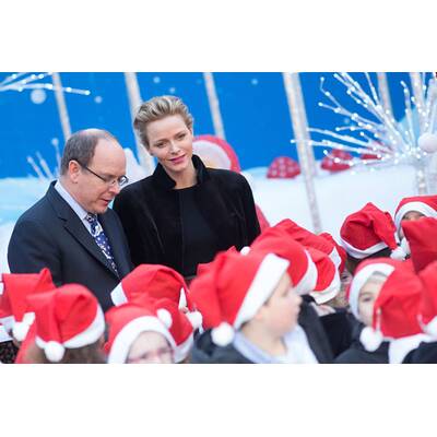 Charlène und Albert beschenken Kinder