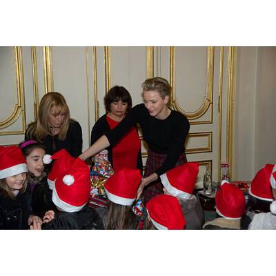 Charlène und Albert beschenken Kinder