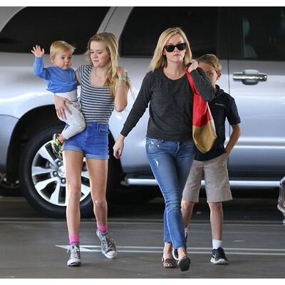 Reese Witherspoon unterwegs mit ihren Kids