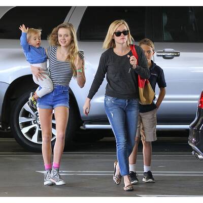Reese Witherspoon unterwegs mit ihren Kids