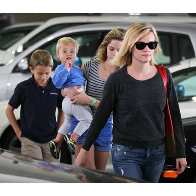 Reese Witherspoon unterwegs mit ihren Kids
