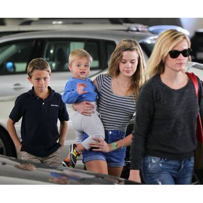 Reese Witherspoon unterwegs mit ihren Kids