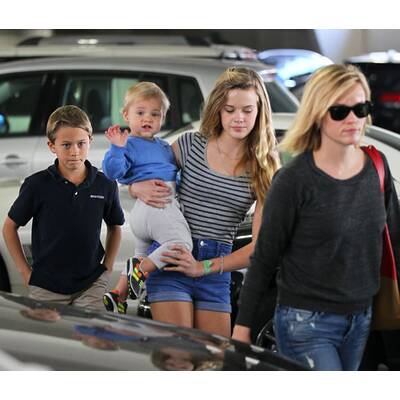Reese Witherspoon unterwegs mit ihren Kids