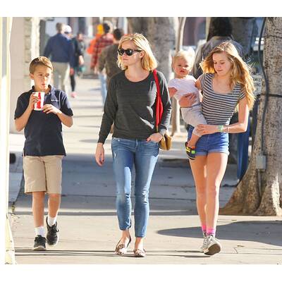 Reese Witherspoon unterwegs mit ihren Kids