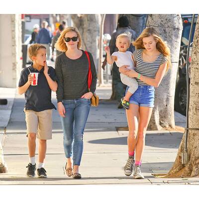 Reese Witherspoon unterwegs mit ihren Kids