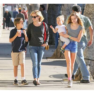 Reese Witherspoon unterwegs mit ihren Kids