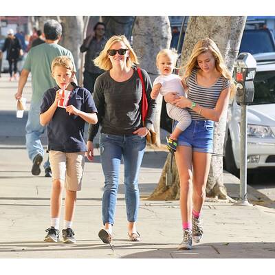 Reese Witherspoon unterwegs mit ihren Kids