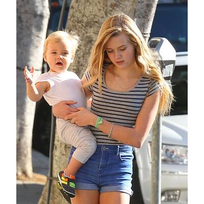 Reese Witherspoon unterwegs mit ihren Kids