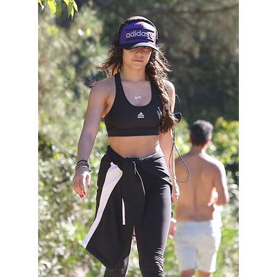 Vanessa Hudgens zeigt ihre Bauchmuskeln