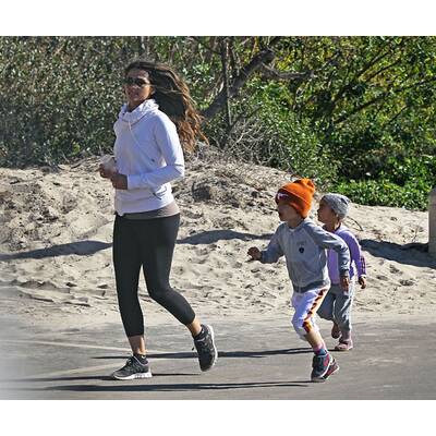 Matthew McConaughey sportlich mit seinen Kids