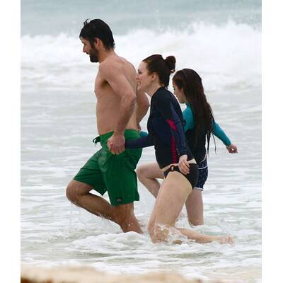 Julianne Moore leichenblass im Bikini